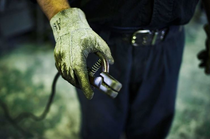 工具を持つ男性